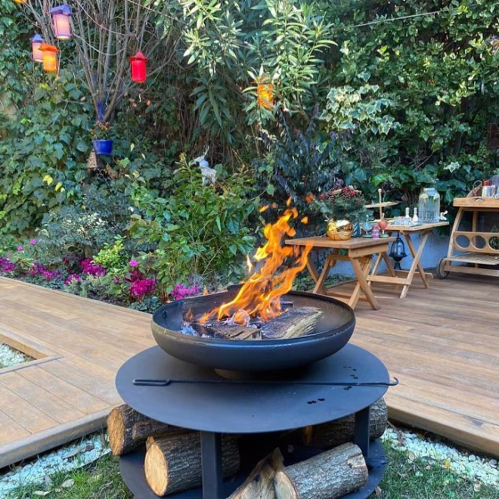 Top view of Fumolio Fuji fire pit with glowing wood and grill