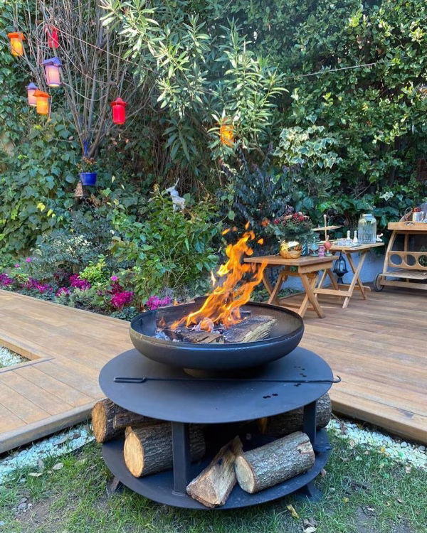 Top view of Fumolio Fuji fire pit with glowing wood and grill