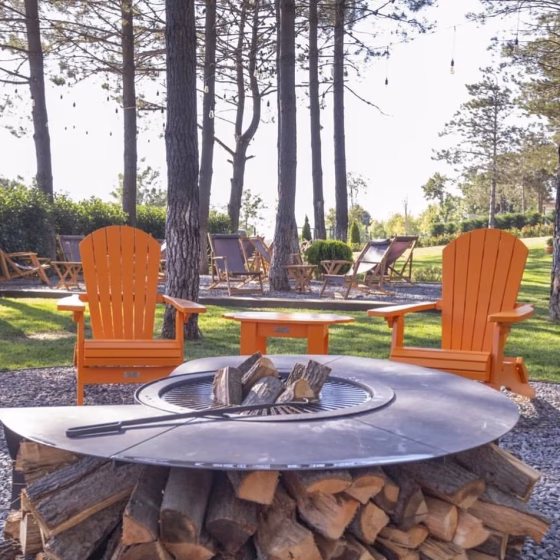 Fumolio Maria fire pit with grill accessory in terrace use
