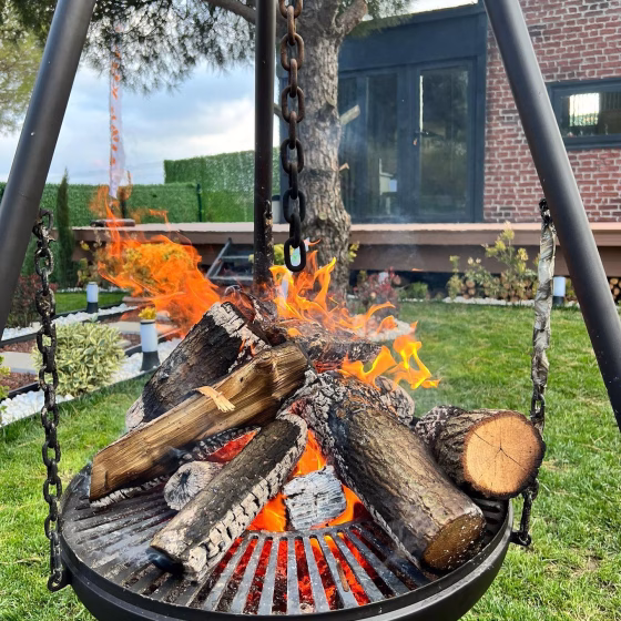 Tripod outdoor fire pit with chain-hung bowl for patio BBQ and garden fireplace – Fumolio Santa