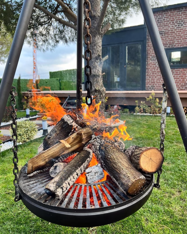 Tripod outdoor fire pit with chain-hung bowl for patio BBQ and garden fireplace – Fumolio Santa